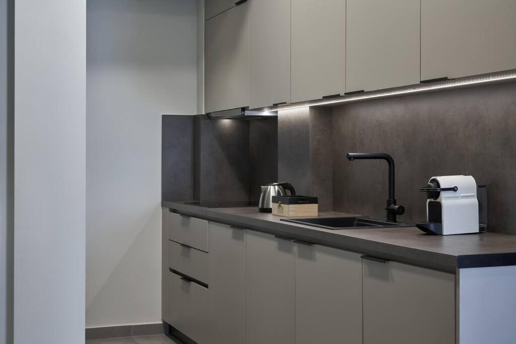 Little Gem: Modern Urban Retreat Appartement Athene Buitenkant foto